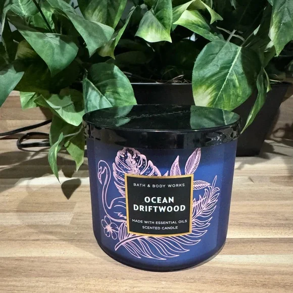 Bath & Body Works• Ocean Driftwood 3 Wick Candle - Picture 3 of 3